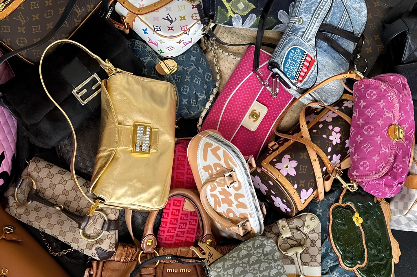 Composizione di borse e accessori, dall’archivio visivo HighClub